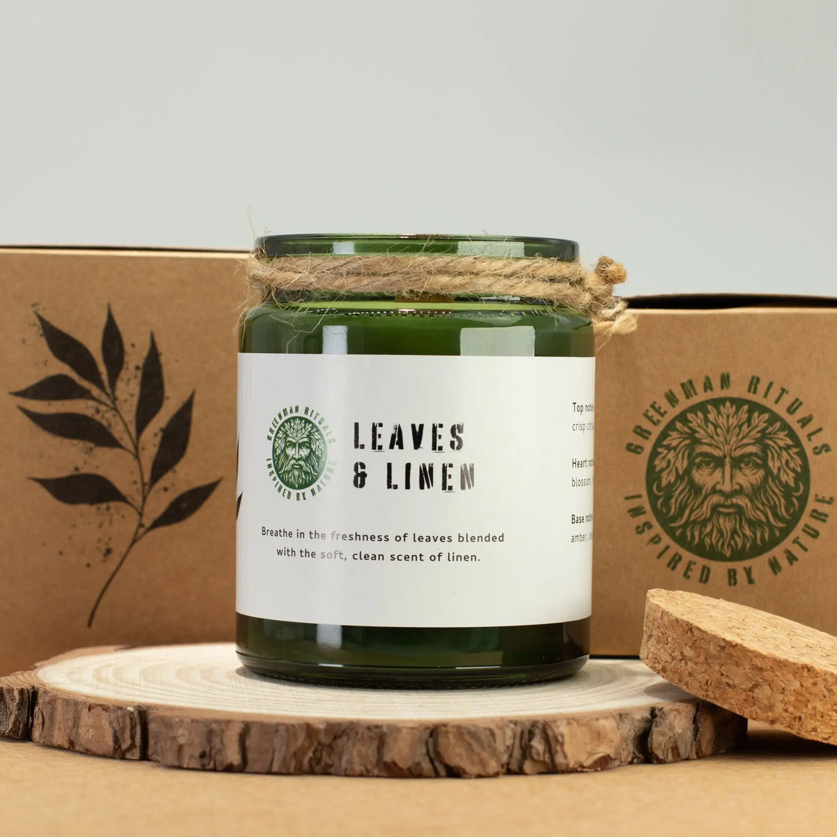 Vela aromática verde "Hojas y Lino" en frasco de vidrio, con aroma fresco y tapa de corcho natural.