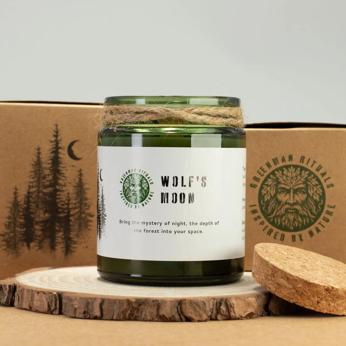 Vela verde "Wolf's Moon" en frasco de vidrio, decorada con cuerda, aroma a bosque, estilo natural y rústico.
