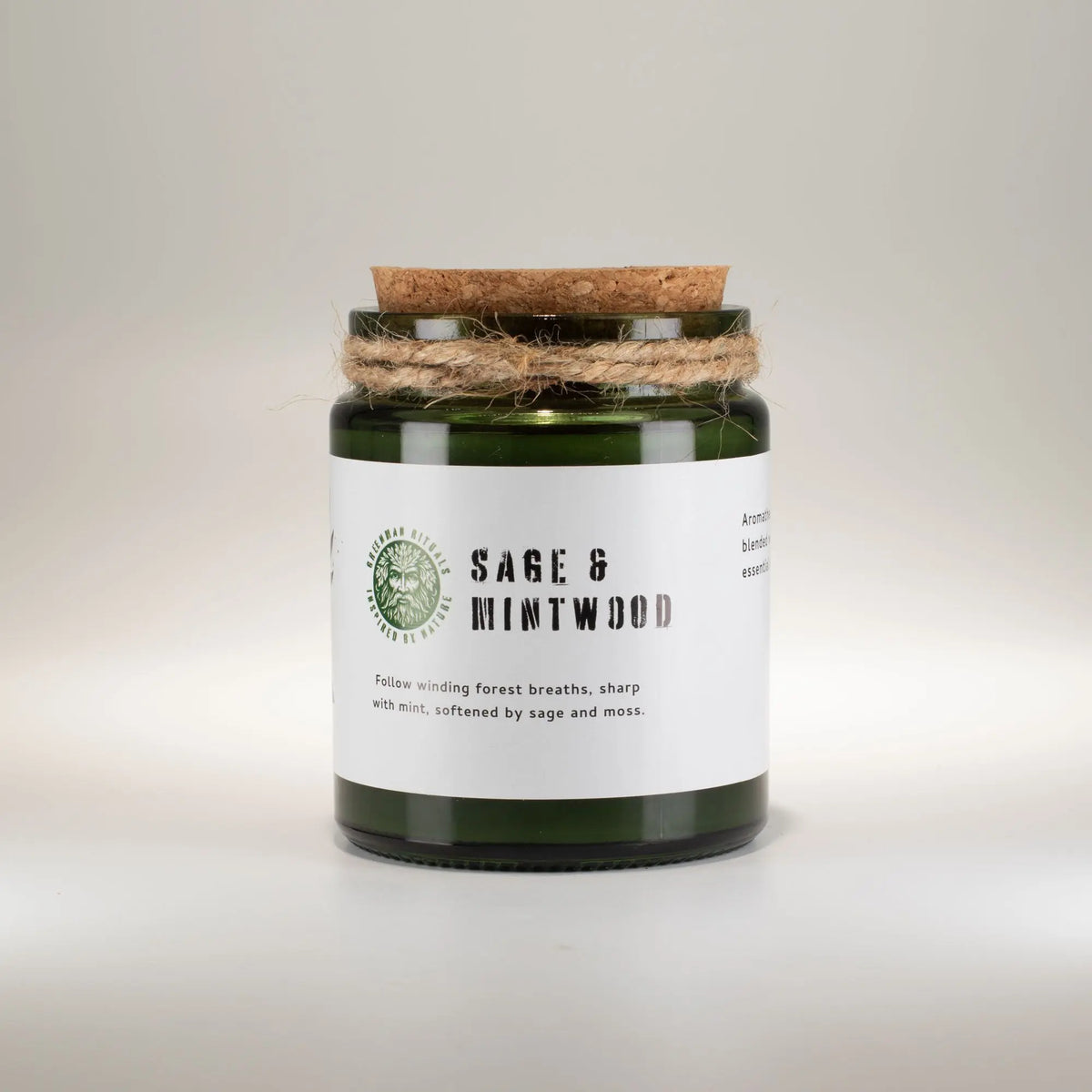Vela aromática verde de salvia y madera de menta con tapa de corcho y cuerda decorativa.