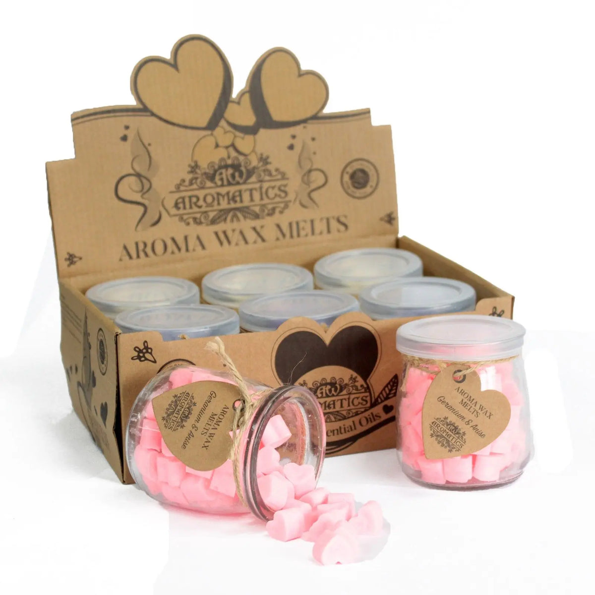 Frascos de cristal con corazones de cera rosa en caja de cartón artesanal. Etiquetas en forma de corazón.