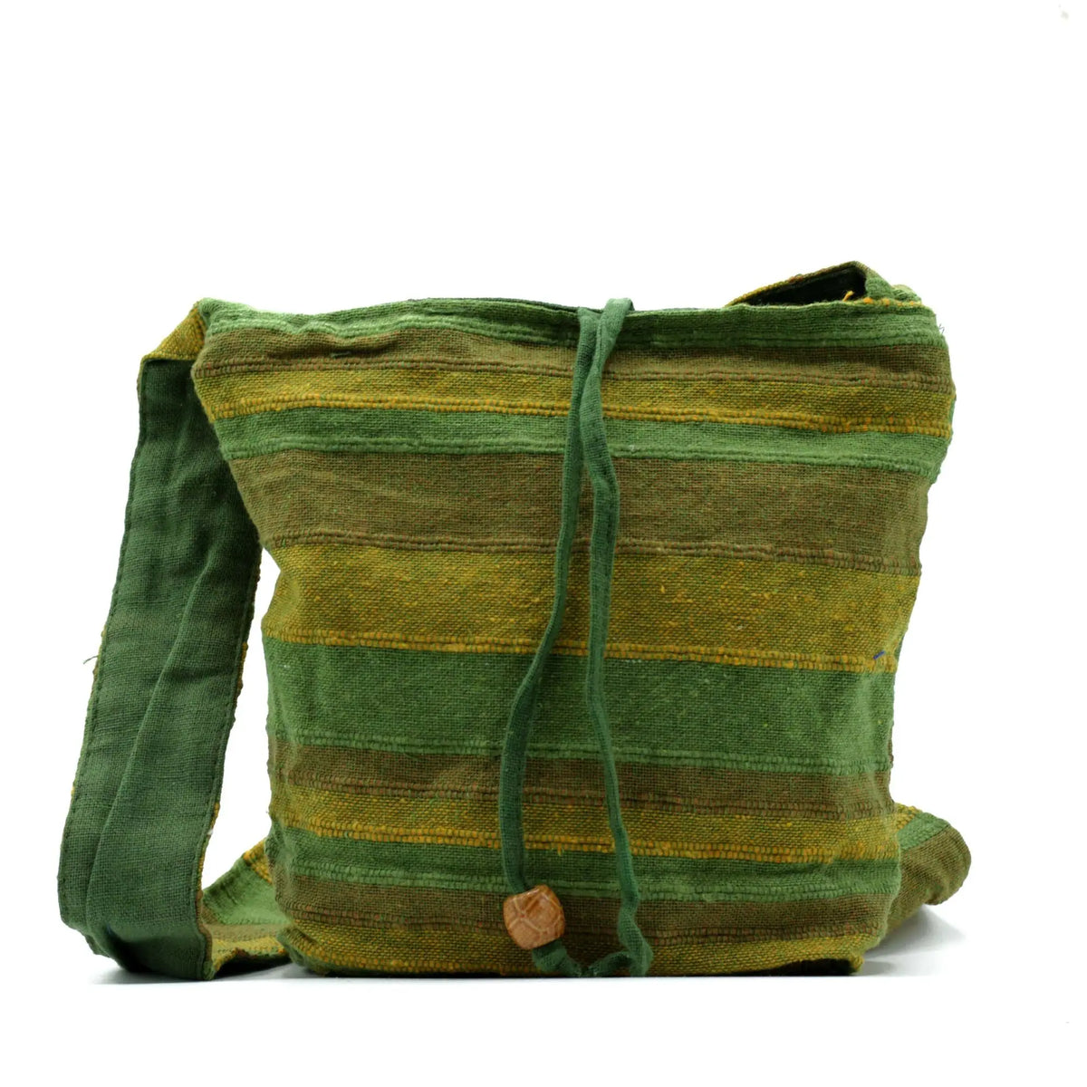 Bandolera artesanal de algodón con rayas horizontales en verde y ocre, cierre de cordón con cuenta de madera.