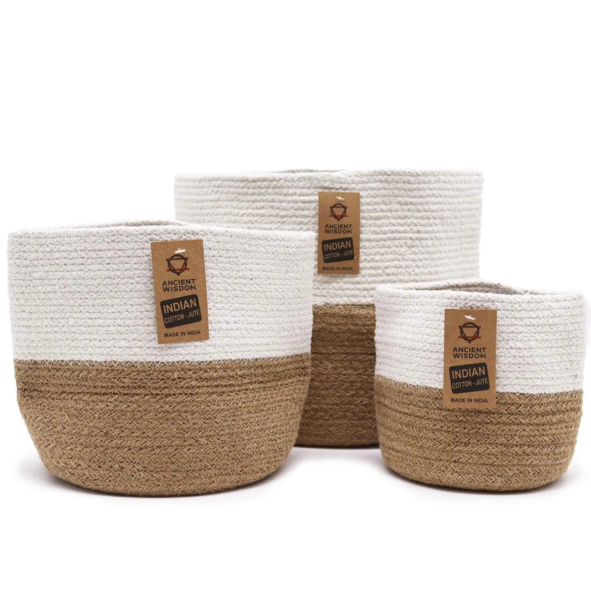Cestos de algodón blanco y yute natural, estilo boho, de diferentes tamaños, hechos a mano en India.