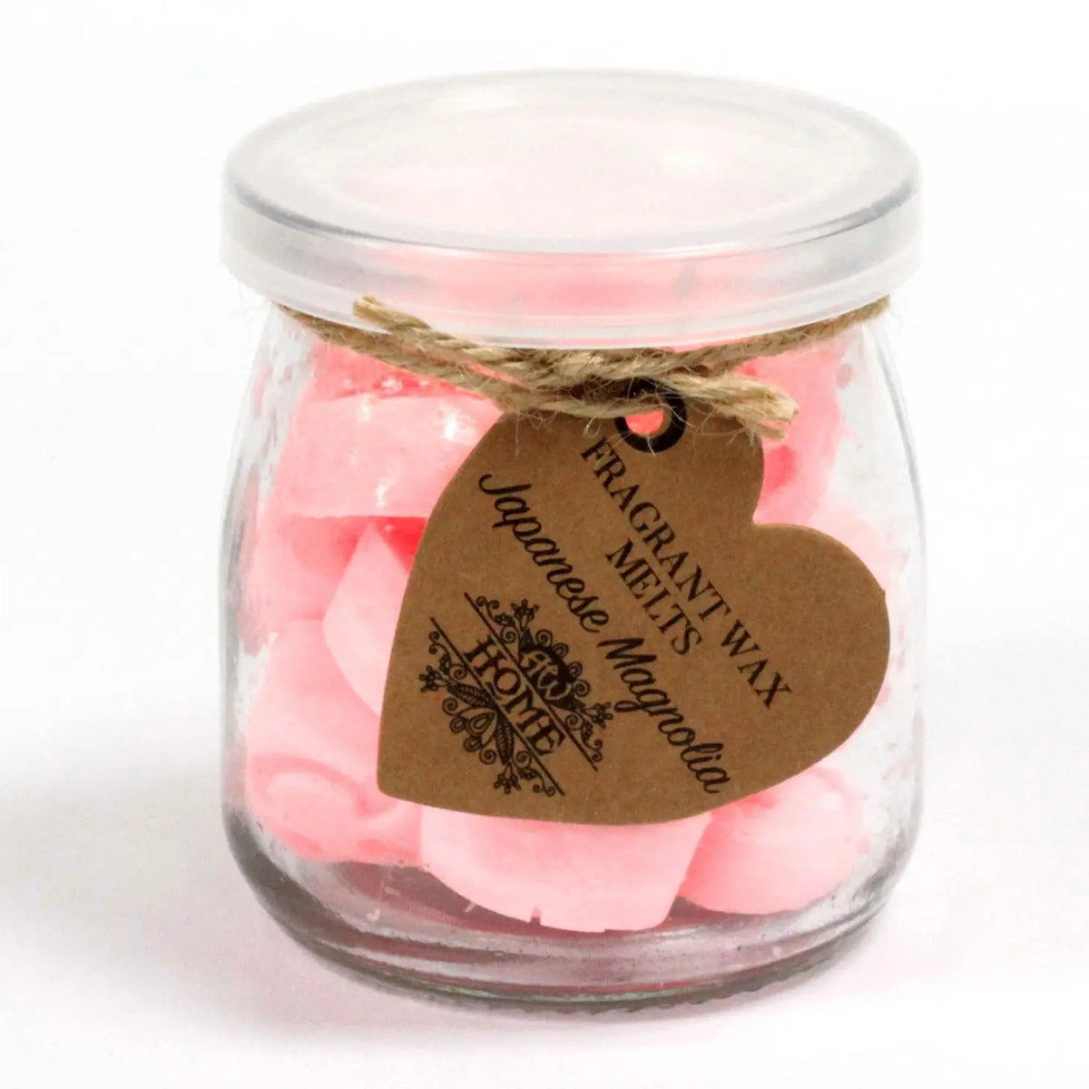 Frasco de vidrio con tapa, relleno de trozos de cera rosa. Incluye etiqueta en forma de corazón con hilo rústico.