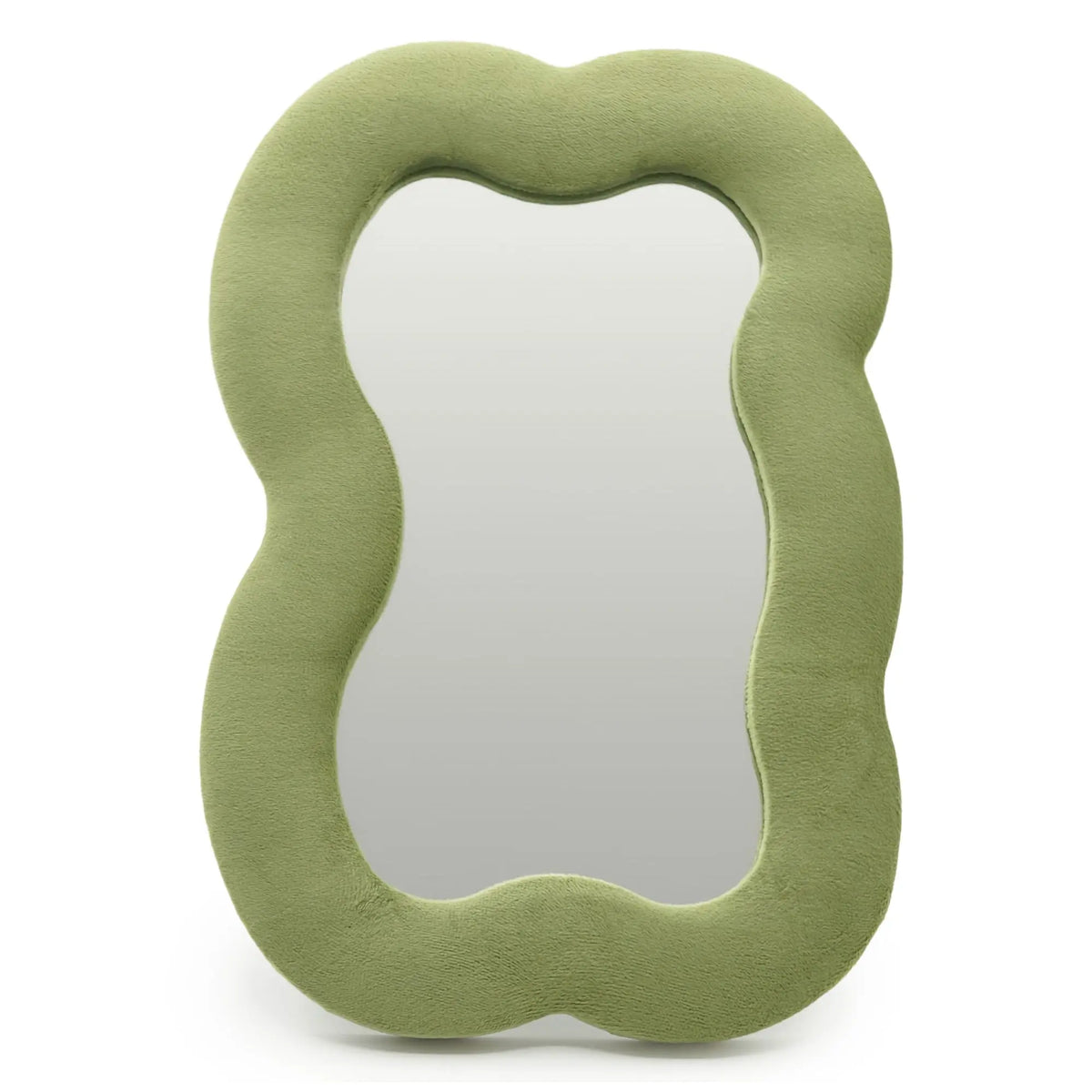 Espejo verde oliva de forma orgánica, con marco de terciopelo suave y acabado moderno. Ideal para decoración interior.
