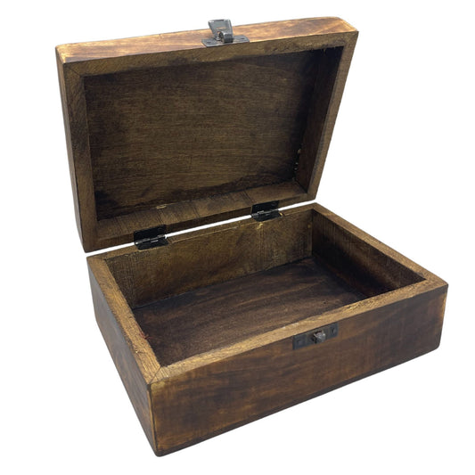 Caja rectangular de madera oscura con acabado rústico, tapa abierta, bisagras metálicas y cierre de seguridad frontal.