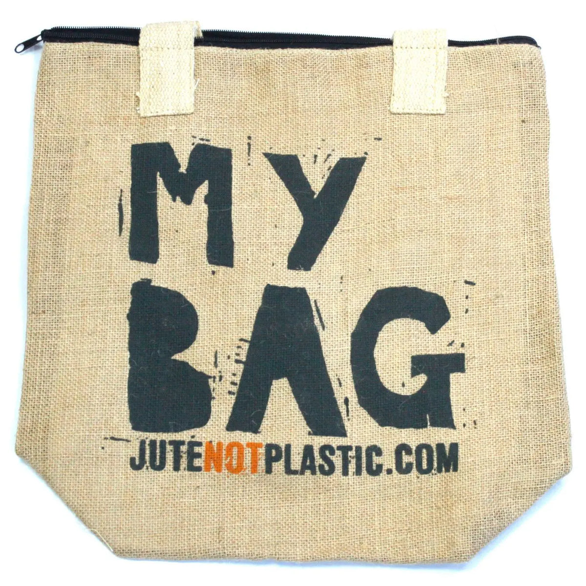 Bolso de yute color natural, rectangular con asas cortas, cierre superior negro y texto impreso en negro al frente.