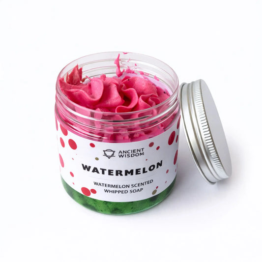 Jabón batido de sandía, color rosa brillante, envase con tapa plateada, aroma fresco y afrutado.