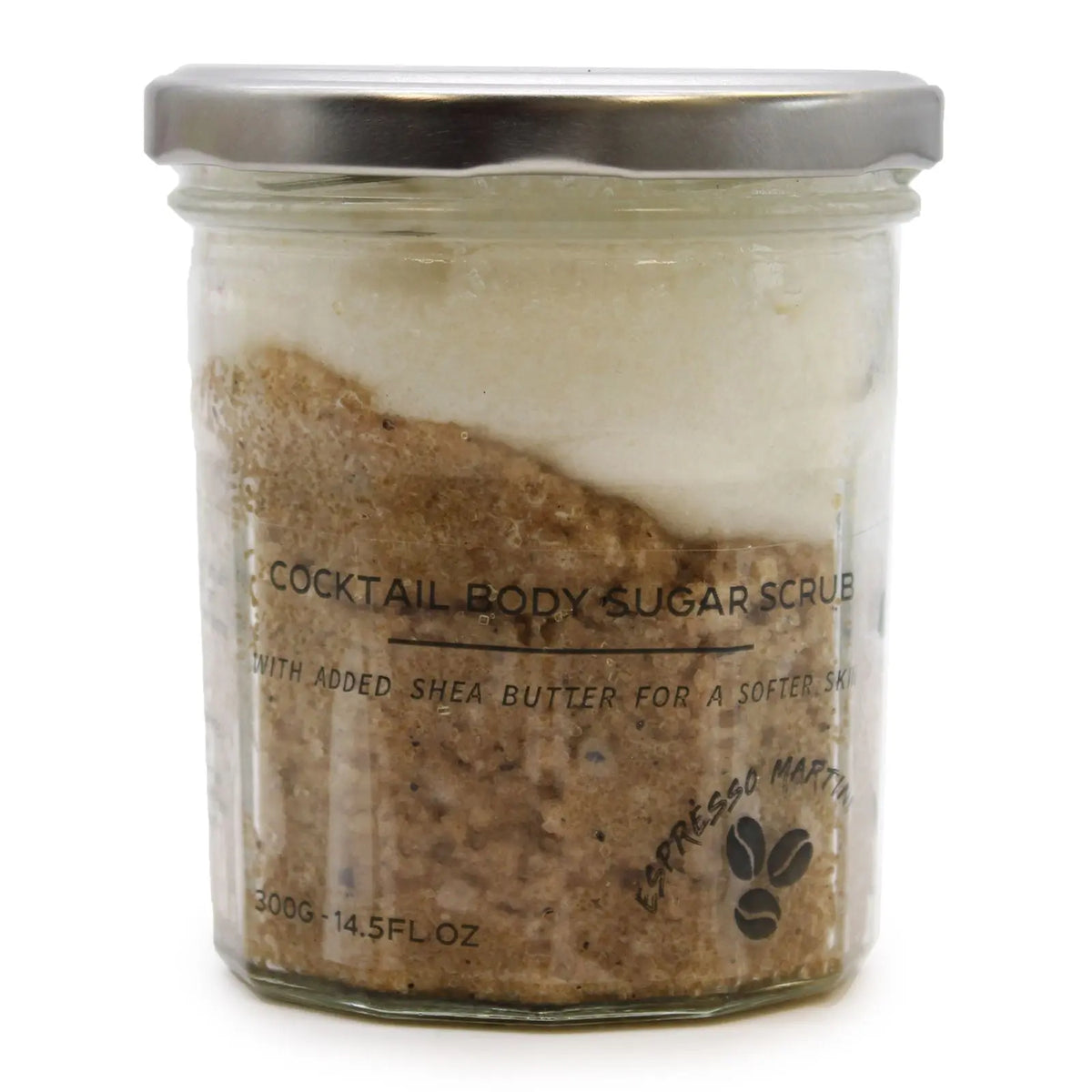 Exfoliante corporal de azúcar en frasco de vidrio con tapa metálica, capas de color beige y blanco, fondo blanco.