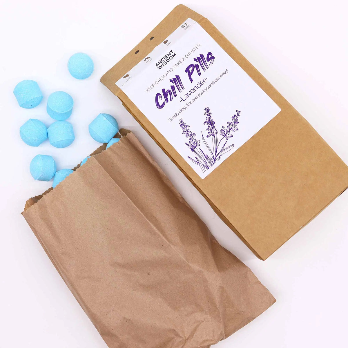 Bombas de baño azules con aroma a lavanda en una bolsa de papel kraft sobre fondo blanco estilo rústico y natural