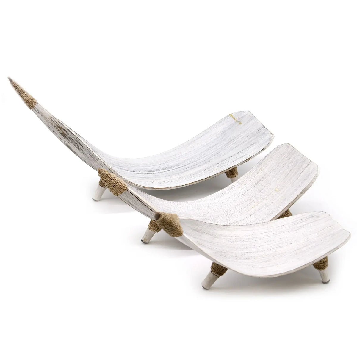 Juego de tres fruteros de hoja de coco blanqueada con patas reforzadas en cuerda, sobre fondo blanco.