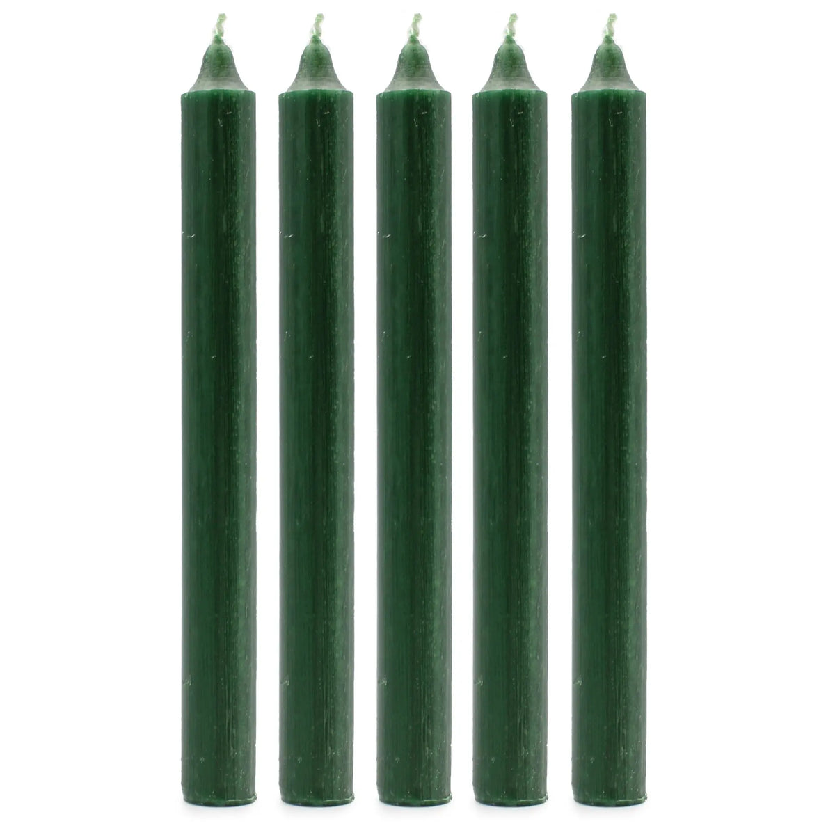 Cinco velas cilíndricas de color verde acebo con acabado rústico y mechas visibles sobre fondo blanco