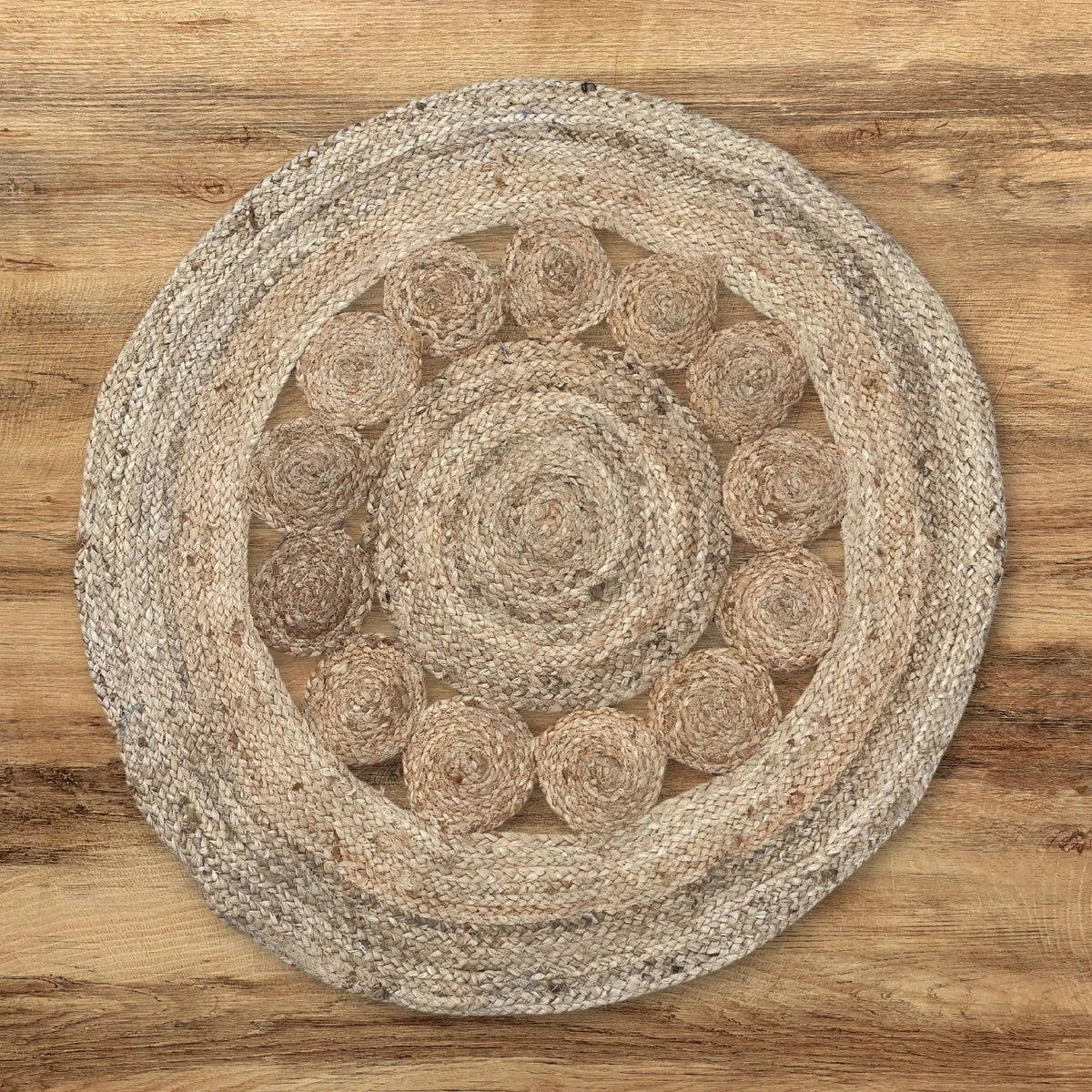 Alfombra redonda de 90cm hecha de yute y algodón trenzado, con diseño de círculos concéntricos y textura natural.