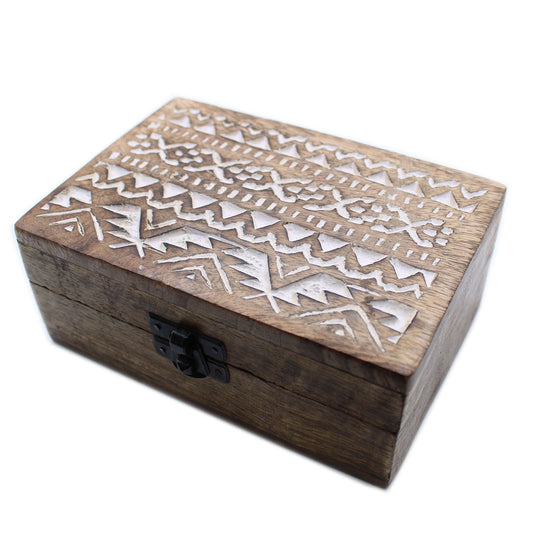 Caja rectangular de madera oscura con cierre metálico y tallado blanco de estilo geométrico eslavo en la tapa.