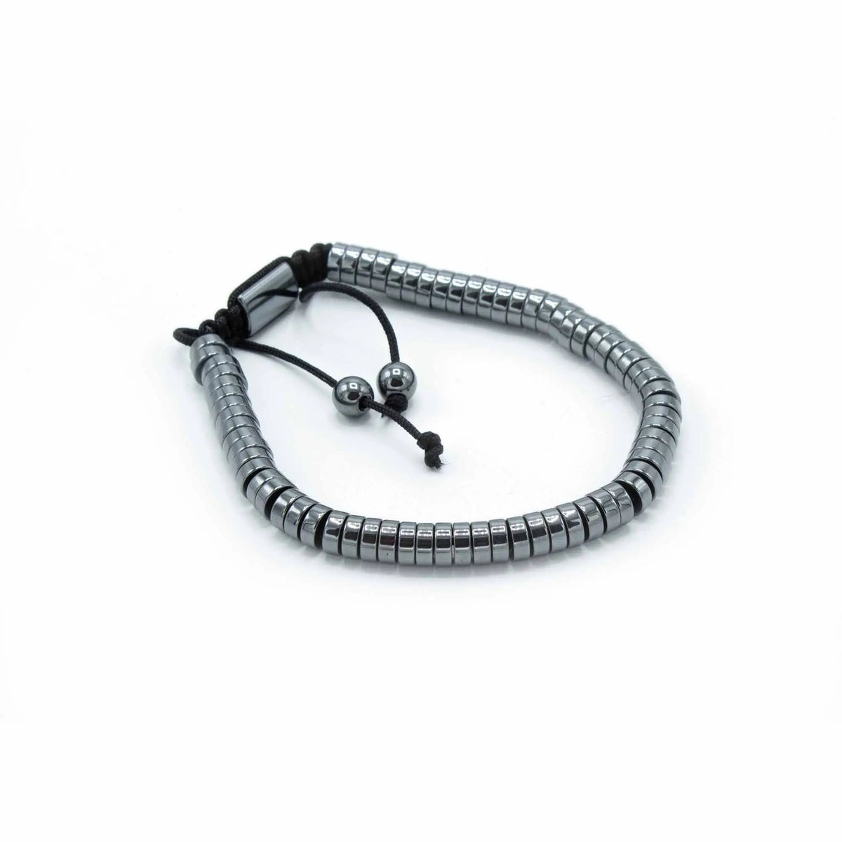 Pulsera Shamballa de cuentas de hematita gris brillante, forma circular y ajuste de hilo negro.
