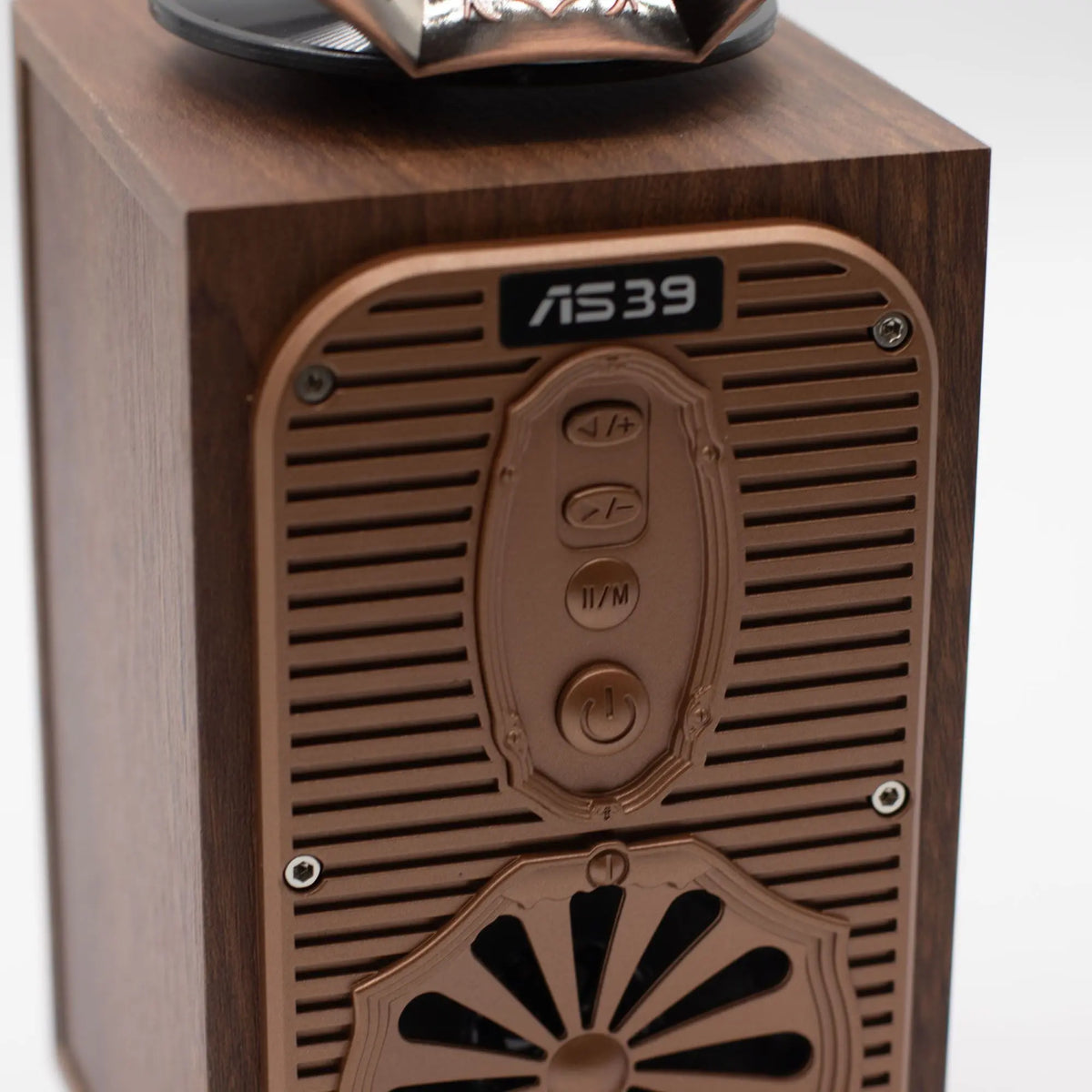 Altavoz Bluetooth retro de madera, estilo gramófono con rejilla y botones en bronce. Marca Ancient Wisdom.