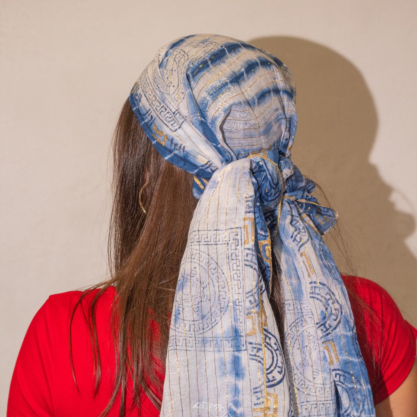 Bufanda de seda azul con estampado geométrico, ideal para un look elegante y moderno.