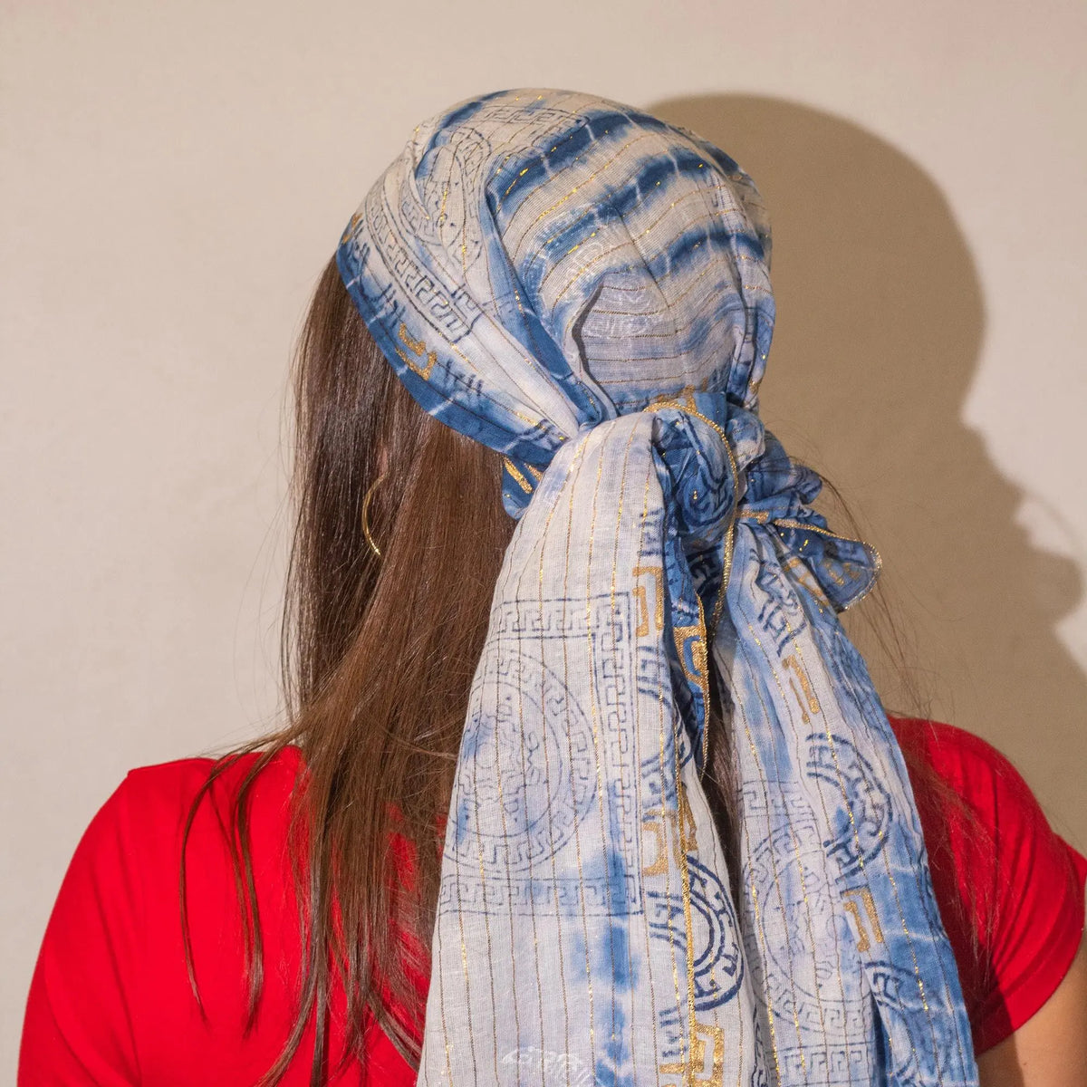 Bufanda de seda azul con estampado geométrico, ideal para un look elegante y moderno.