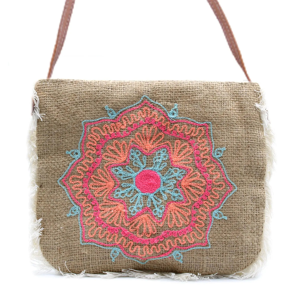 Bolso de yute color natural con flecos y bordado de mandala en tonos rosa, coral y azul. Correa larga de cuero.