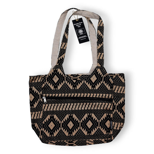 Bolso tote negro y beige, estampado geométrico, hecho de algodón, con bolsillo frontal y asas largas.
