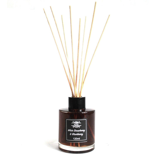 Difusor aromático de 120ml, frasco de vidrio ámbar cilíndrico con varillas de madera y etiqueta central, fondo blanco.