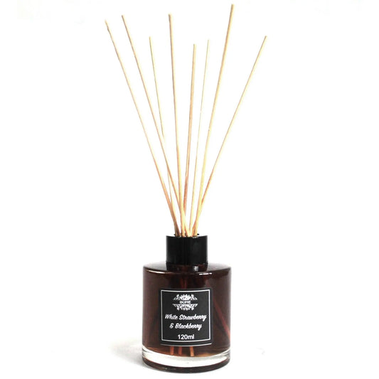 Difusor aromático de 120ml, frasco de vidrio ámbar cilíndrico con varillas de madera y etiqueta central, fondo blanco.