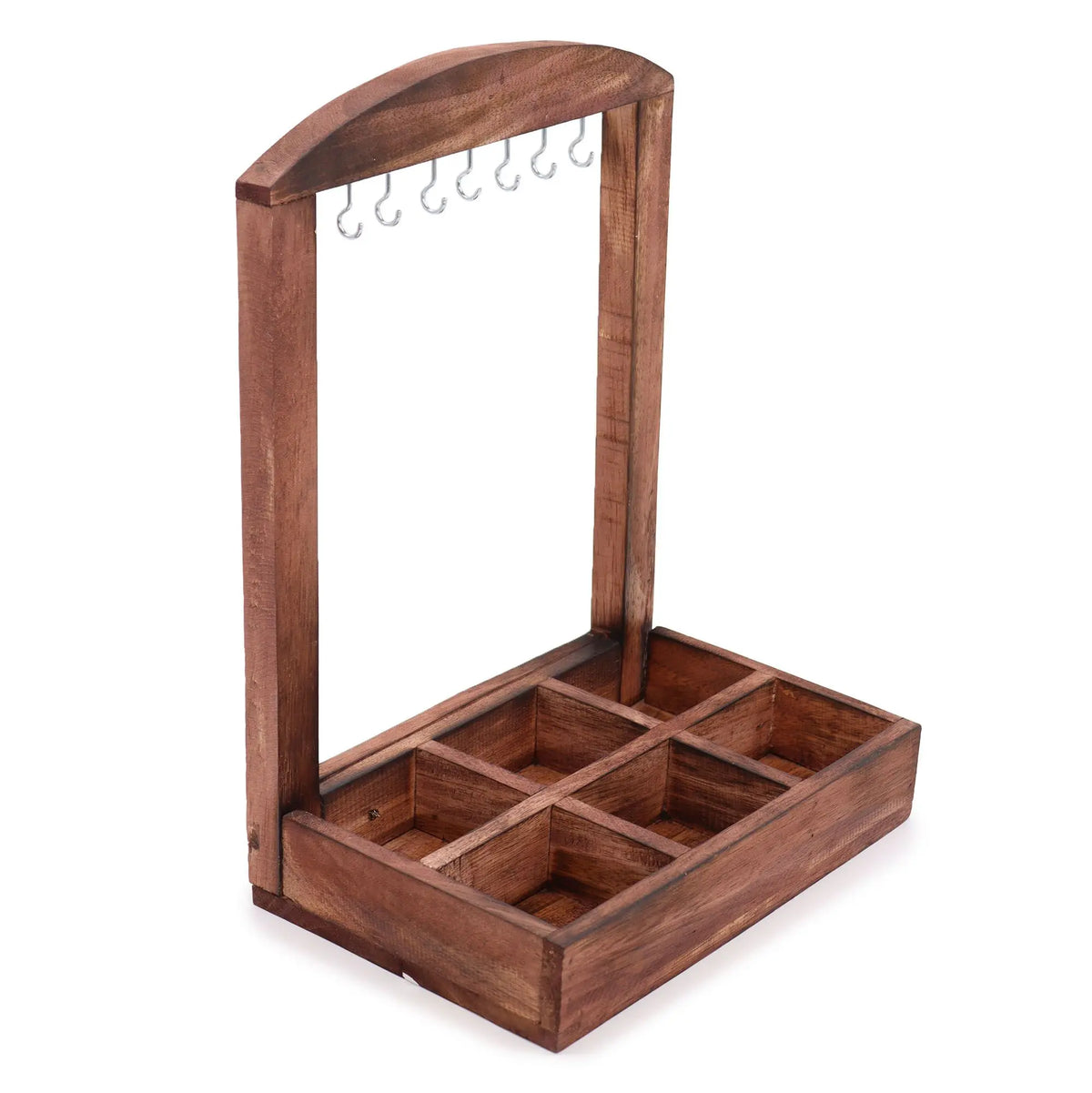 Exhibidor de madera oscura artesanal con 6 compartimentos y ganchos metálicos superiores para colgar joyería.