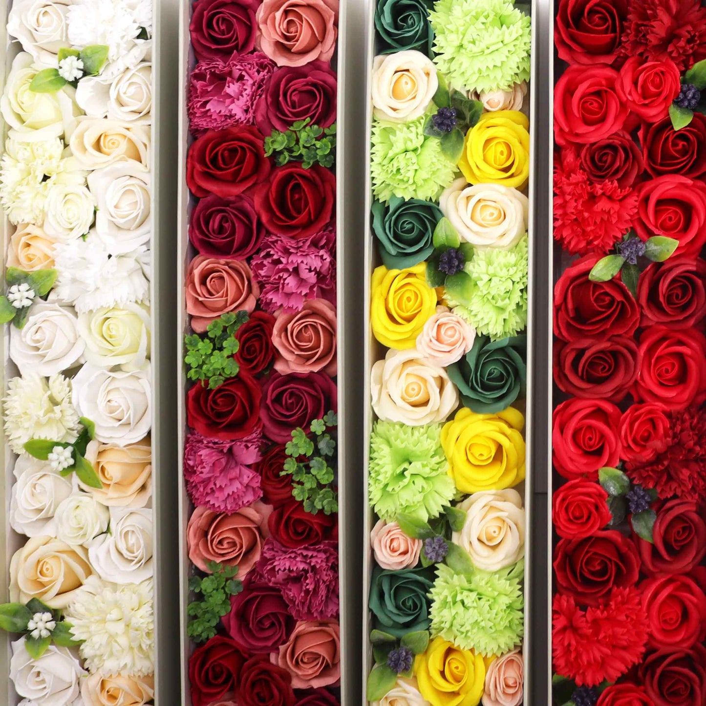 Cuatro cajas alargadas con rosas y flores de jabón en tonos blanco marfil rojo burdeos y verde multicolor muy elegantes