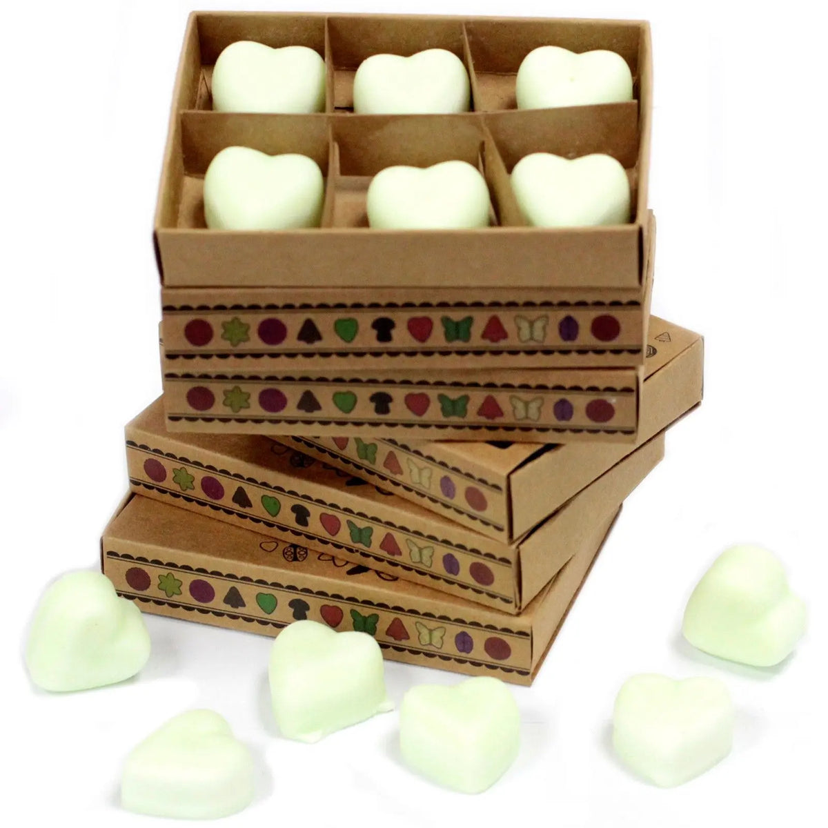 Cajas de cartón con 6 ceras de soja verde claro en forma de corazón y diseño decorativo artesanal sobre fondo blanco