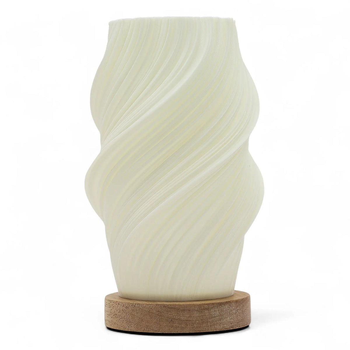 Lámpara de mesa blanca con pantalla de textura ondulada y trenzada sobre una base circular de madera, fondo blanco.
