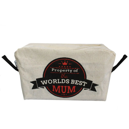 Neceser de algodón natural beige con mensaje "Property of the world's best mum" en un sello circular rojo y negro.