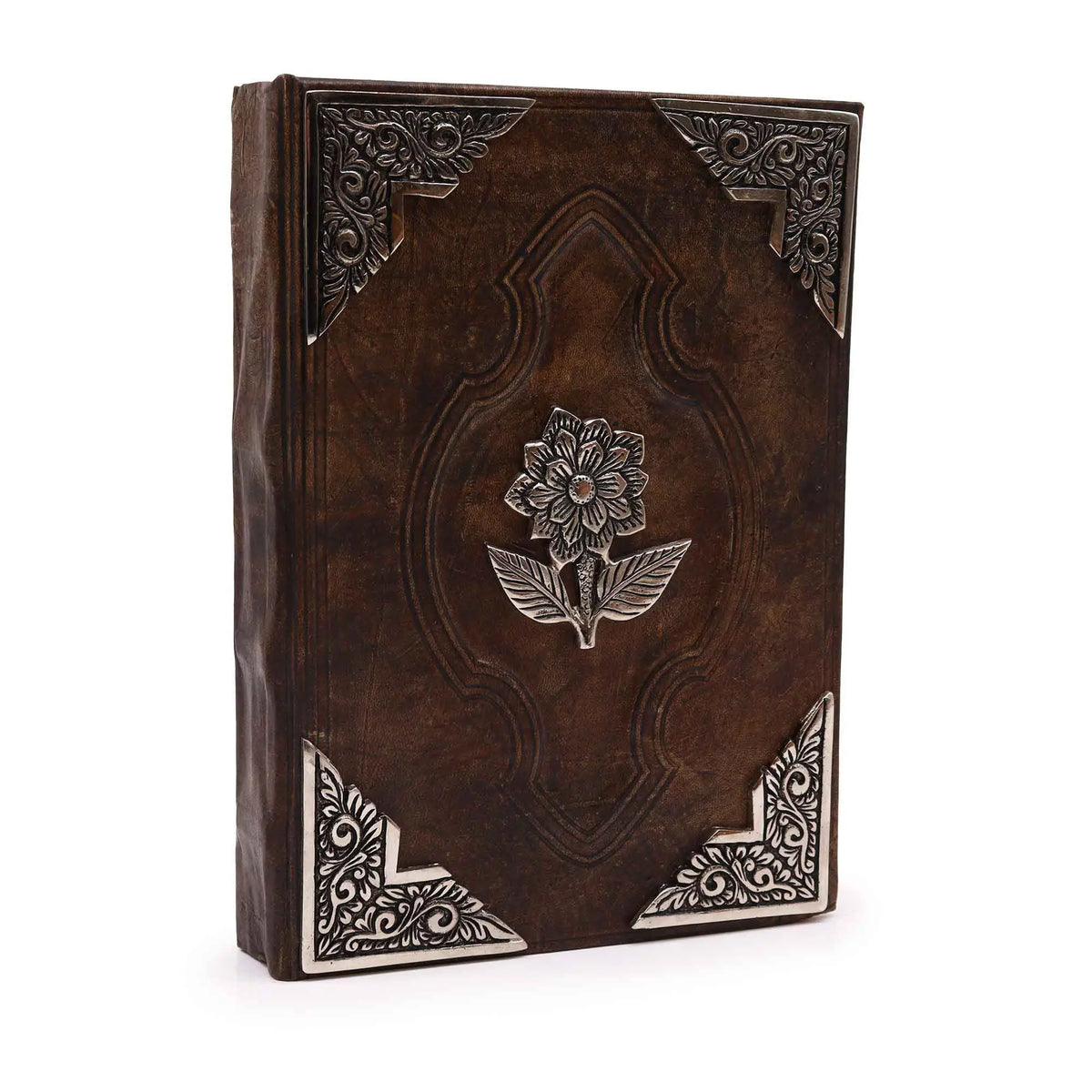 Álbum de fotos de cuero marrón con detalles en plata y diseño floral, vintage y elegante.
