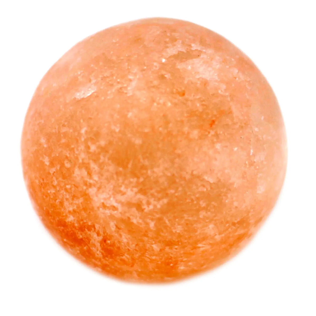 Esfera de sal mineral del Himalaya color naranja claro con textura rugosa y cristalina sobre fondo blanco.