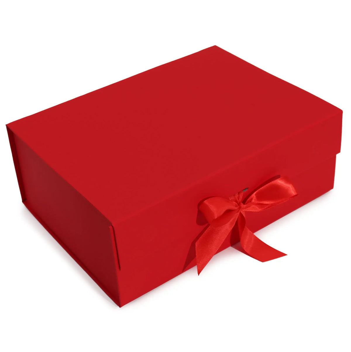 Caja de regalo rectangular roja, plegable, con tapa y lazo de cinta de satén a juego. Fondo blanco.