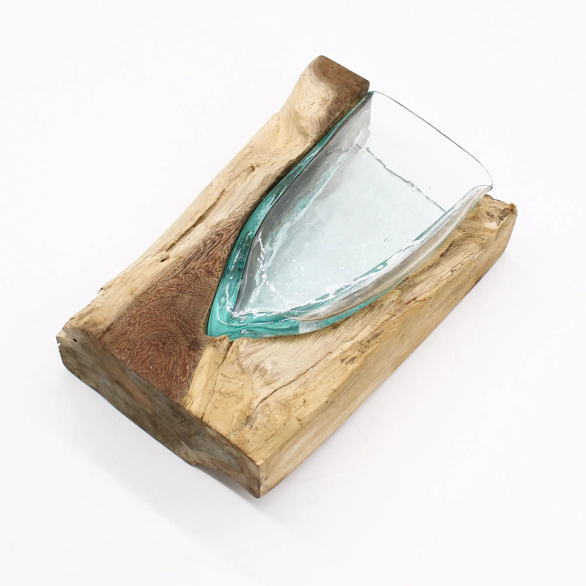 Jarrón de vidrio reciclado fundido sobre una base de madera natural, diseño artesanal en forma de V.