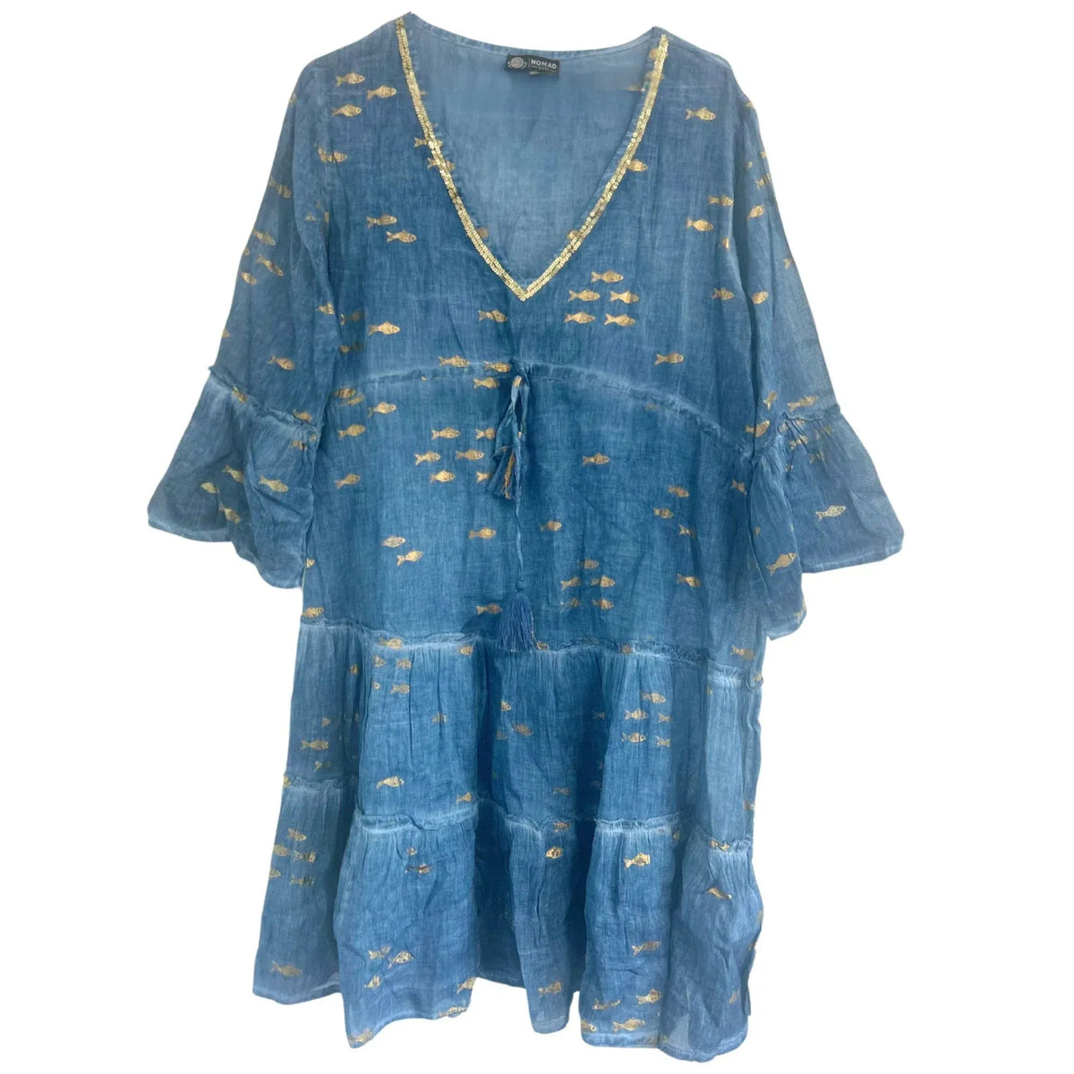 Vestido azul de corte fluido con estampado de peces dorados, cuello en V con detalle de lentejuelas y mangas anchas.