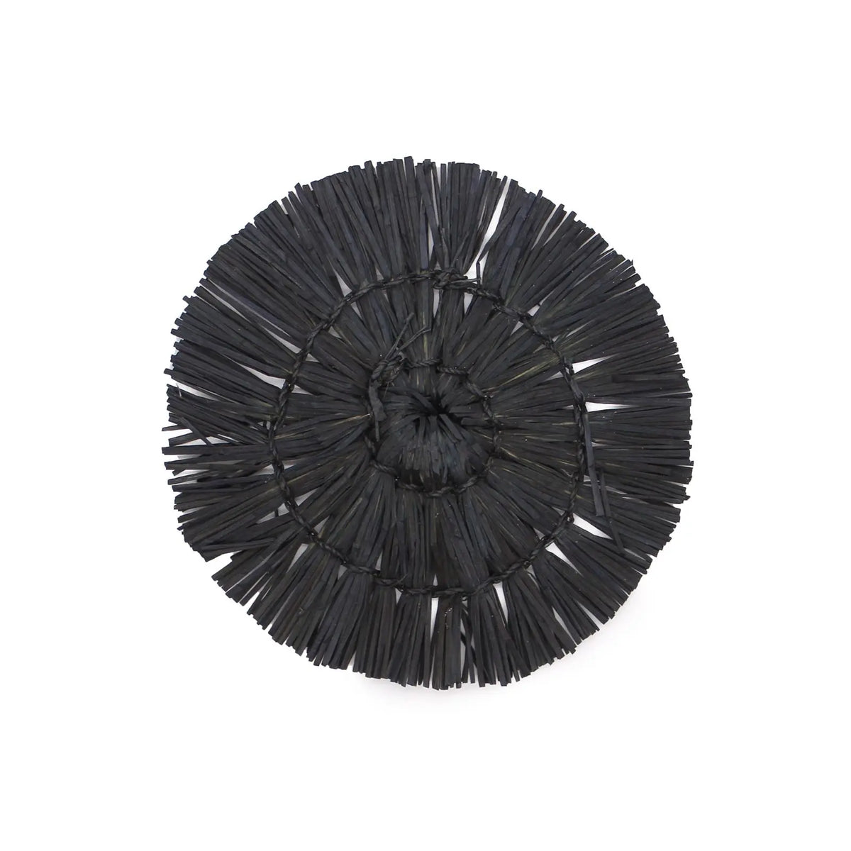 Centro de mesa redondo de paja negra, estilo bohemio, ideal para decoración moderna o artesanal.