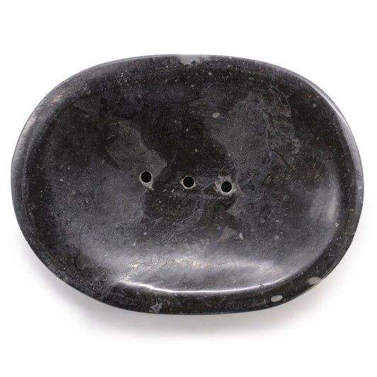 Jabonera ovalada de mármol negro natural con acabado pulido y tres orificios de drenaje. Diseño clásico y elegante.