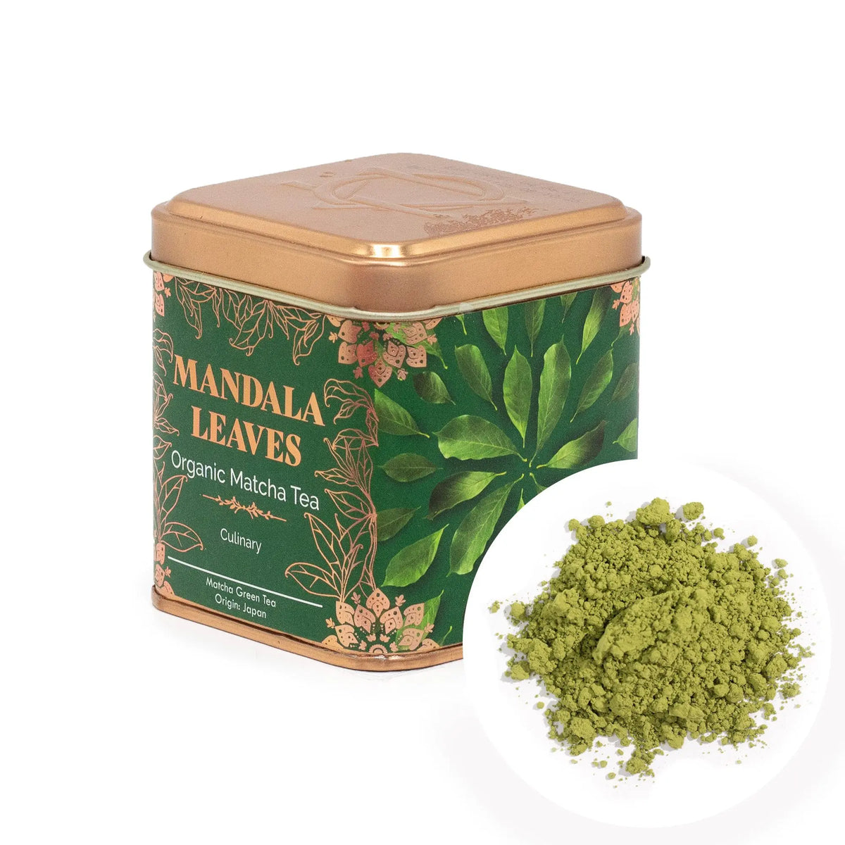 Lata cuadrada verde con tapa dorada y diseño botánico, acompañada de una porción de polvo de té matcha verde intenso.