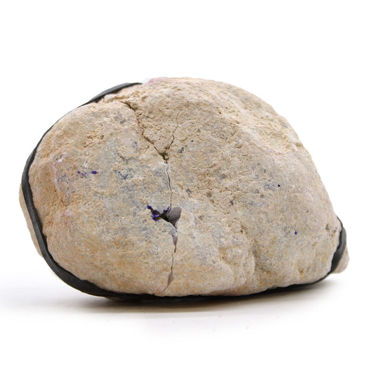 Piedra natural de color gris con detalles morados, superficie rugosa y forma irregular, ideal para decoraciones.