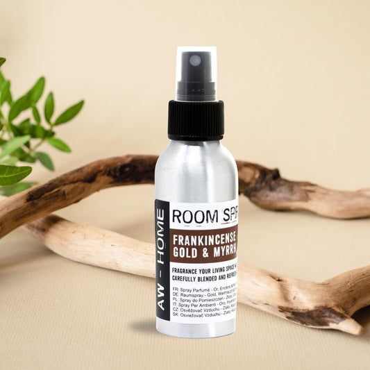 Spray de 100ml con etiqueta sobre incienso, oro y mirra, junto a una rama de madera sobre fondo color crema.
