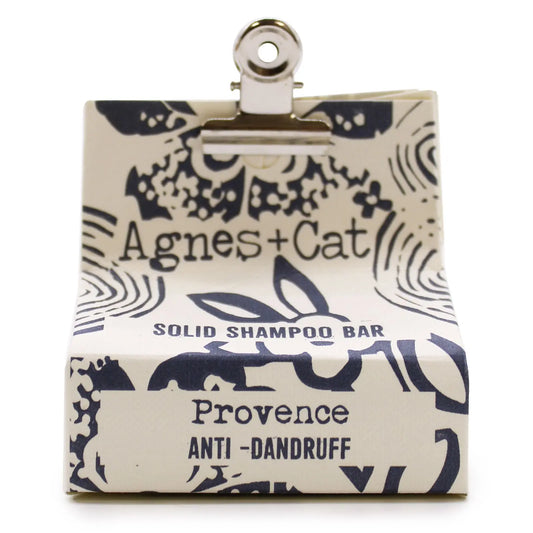 Champú sólido Agnes+Cat Provence en caja de cartón beige con estampado azul, sujeta por un clip metálico.
