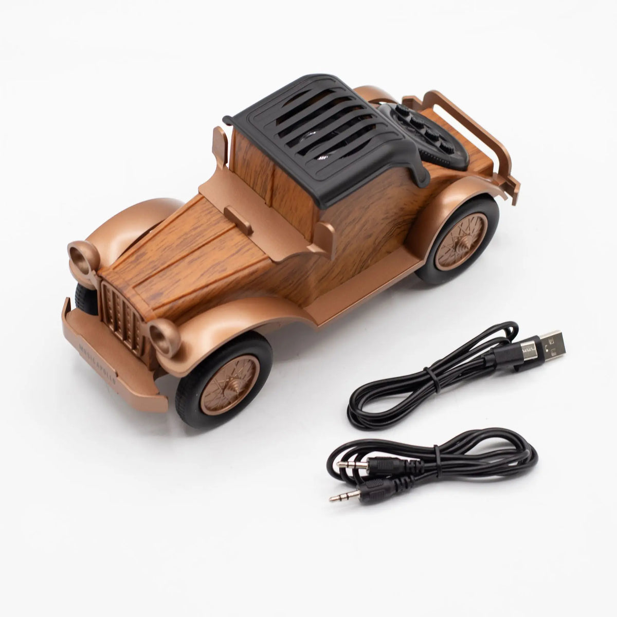 Altavoz Bluetooth vintage con forma de coche clásico, acabado imitación madera y bronce, incluye cables de carga.