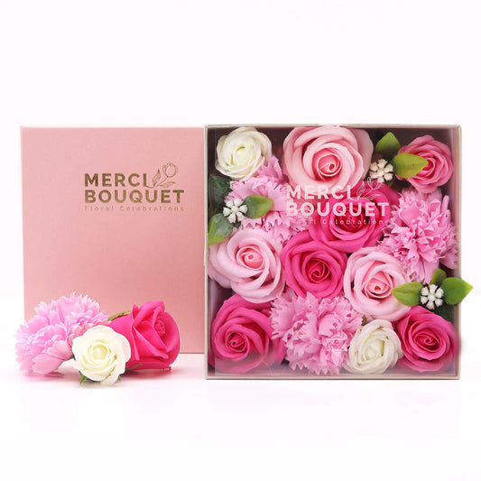 Caja cuadrada con rosas y claveles de jabón en tonos rosados y blancos, elegante regalo con tapa de color rosa suave