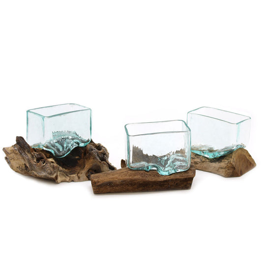 Tres cuencos rectangulares de vidrio fundido sobre bases de madera rústica natural. Estilo artesanal y decorativo.
