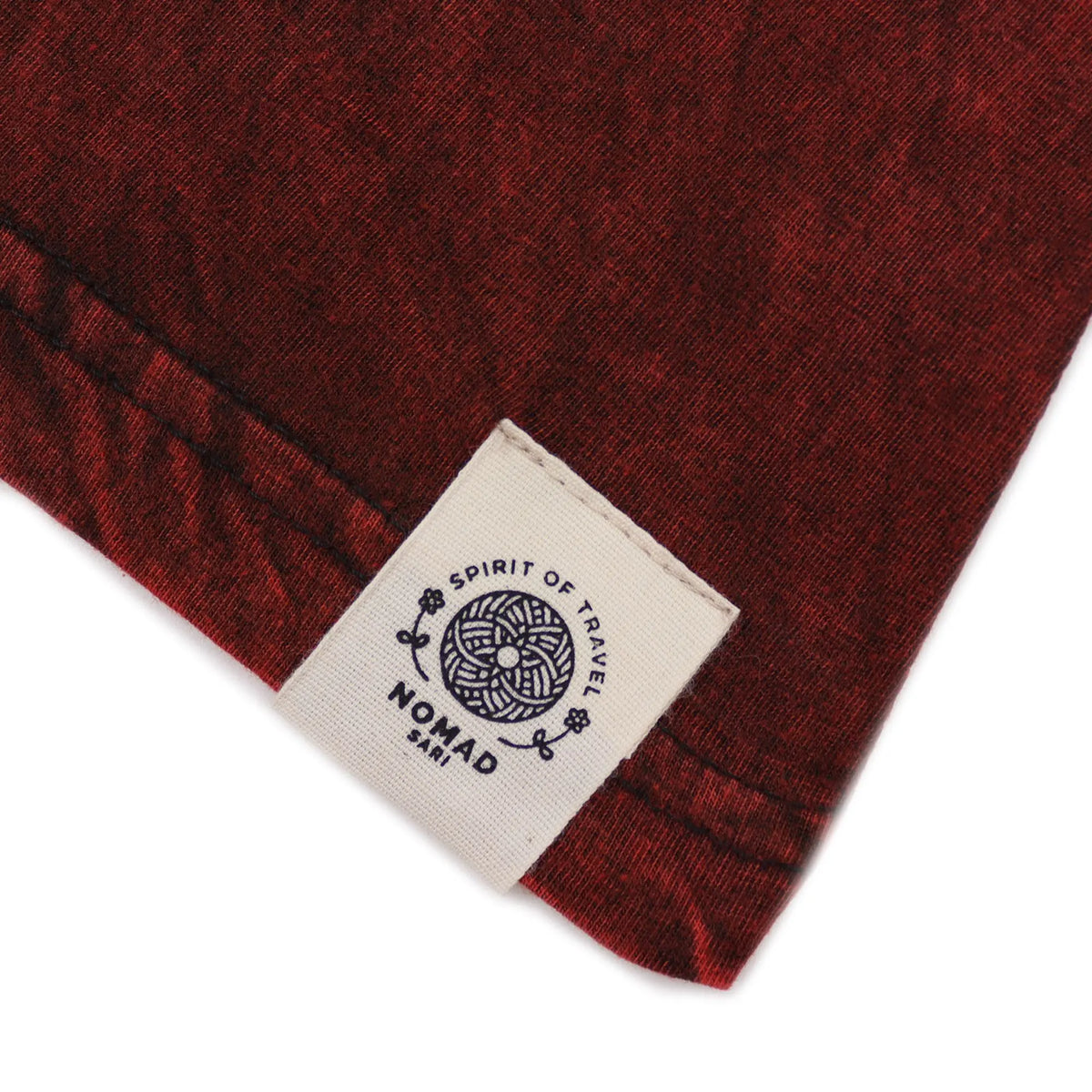 Camisa de algodón burdeos con etiqueta de Nomad, estilo casual y moderno, ideal para viajes.