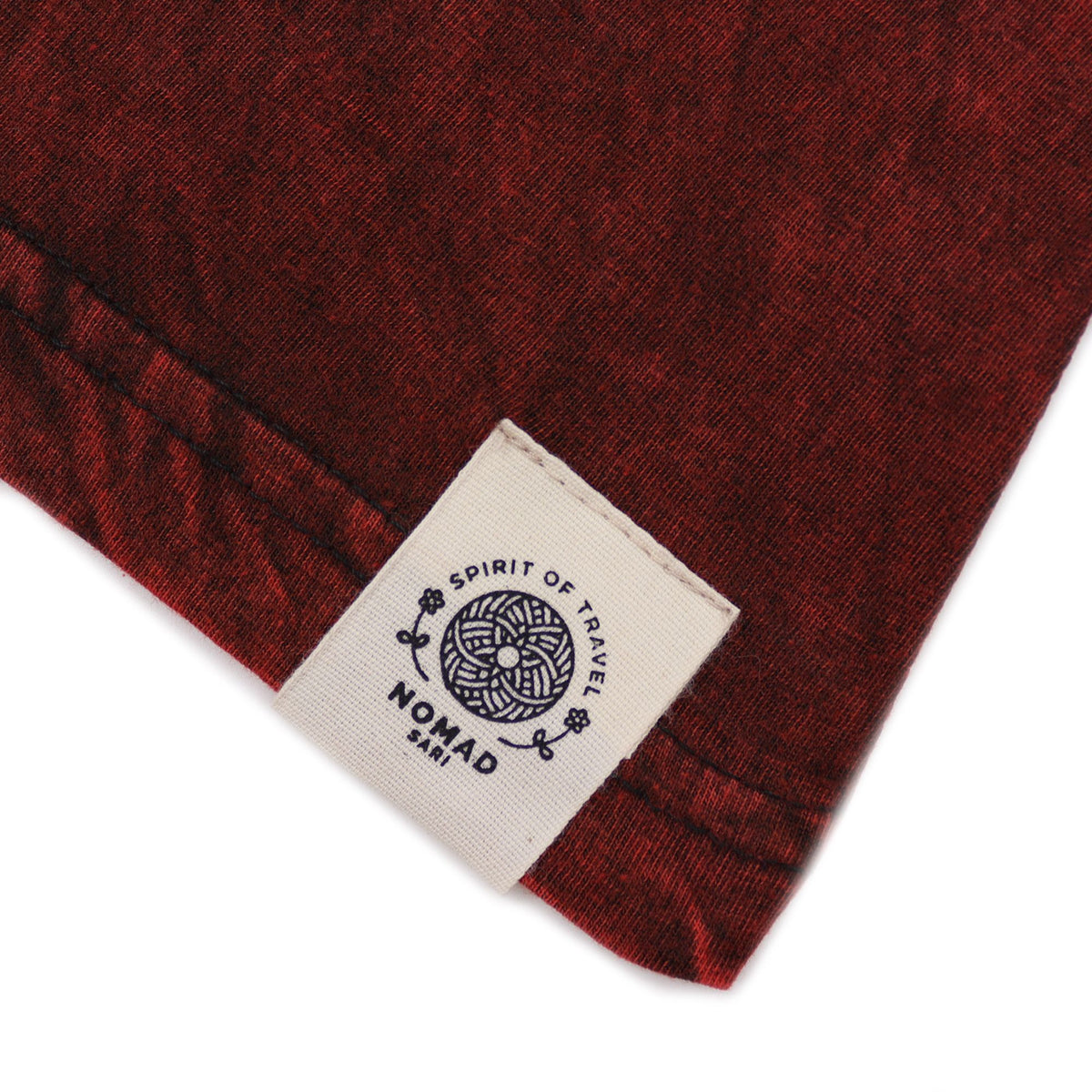 Camisa de algodón roja oscuro con etiqueta de marca Nomad, estilo casual y diseño moderno.