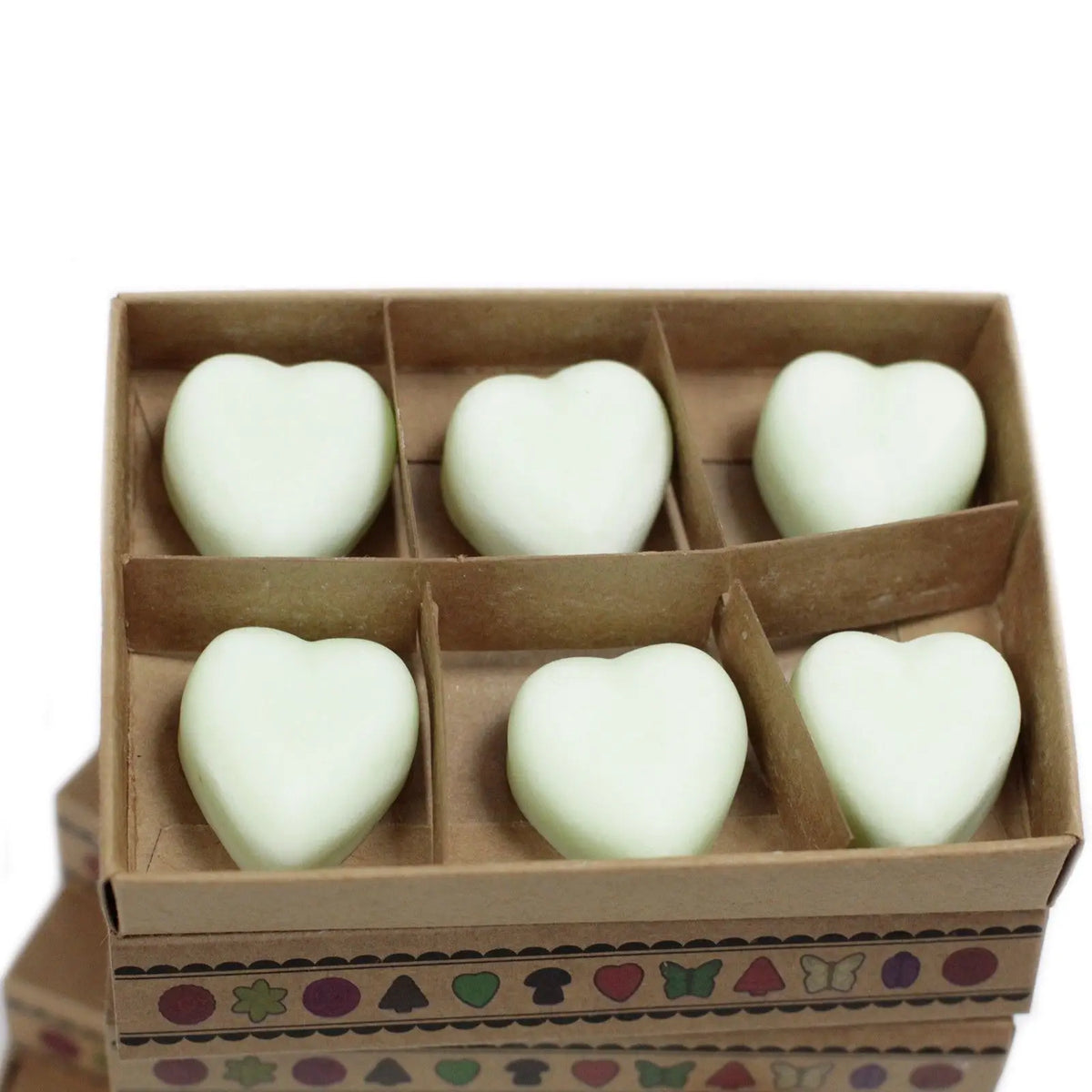 Seis ceras de soja en forma de corazón color verde claro dentro de una caja de cartón reciclado con detalles decorativos