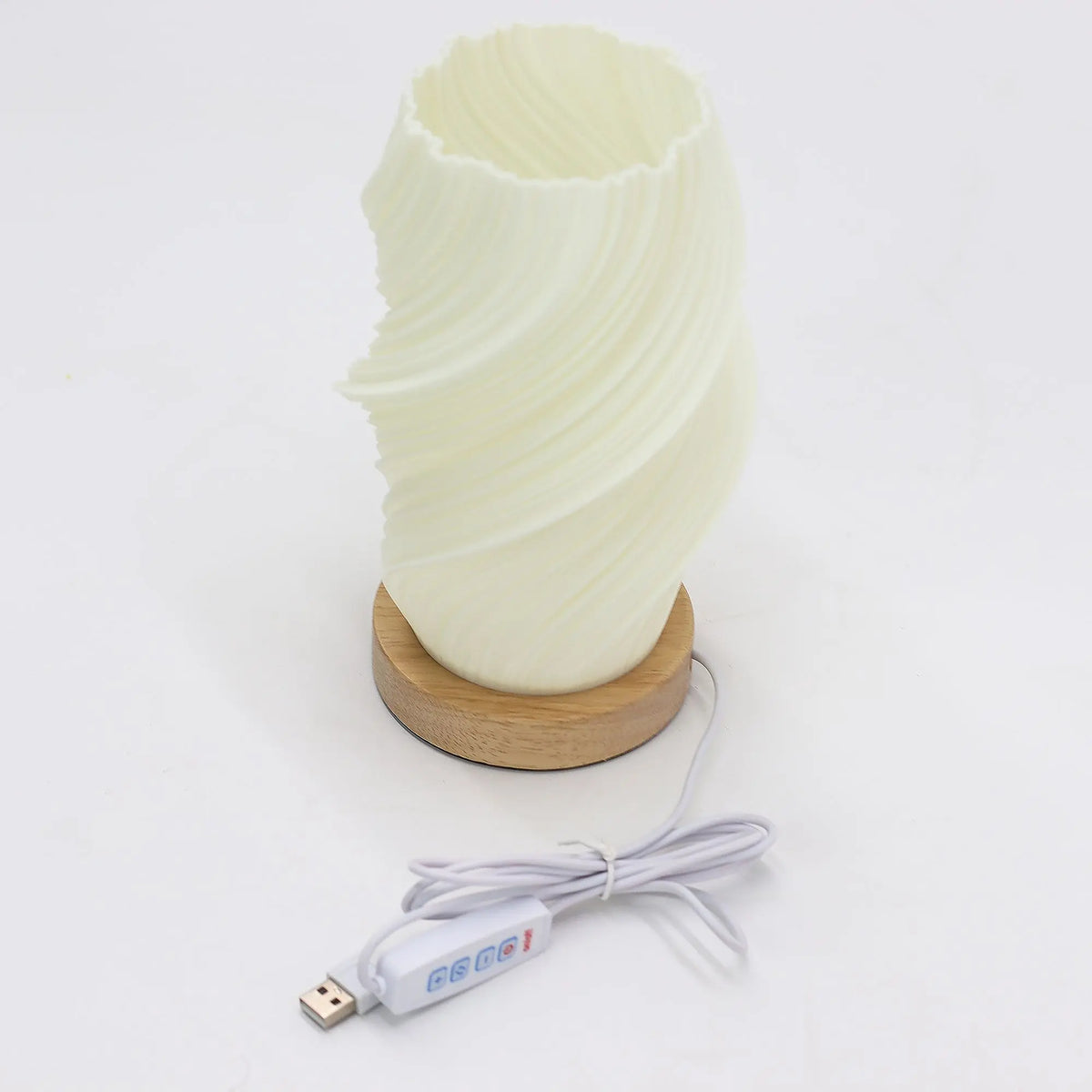 Lámpara de mesa blanca con pantalla texturizada en espiral sobre base circular de madera y cable con conexión USB.