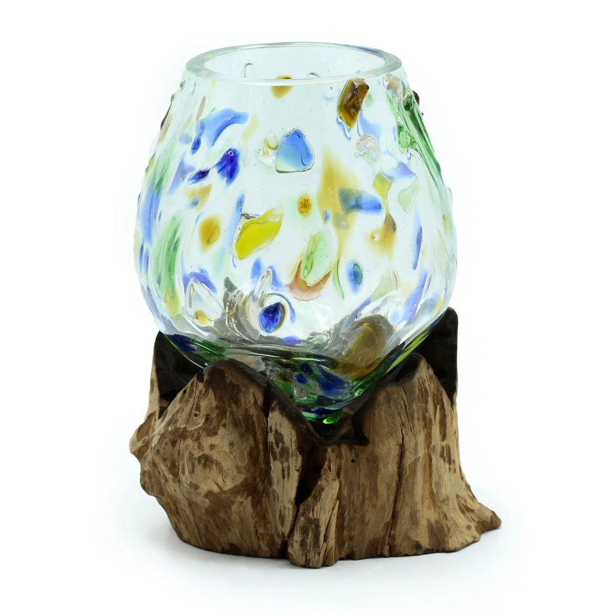Cuenco de vidrio fundido con motas de colores sobre una base de madera natural rústica. Diseño artesanal y orgánico.