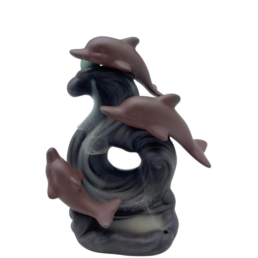 Quemador de incienso de flujo inverso, cerámico, forma de ola oscura con delfines marrones y humo descendente.